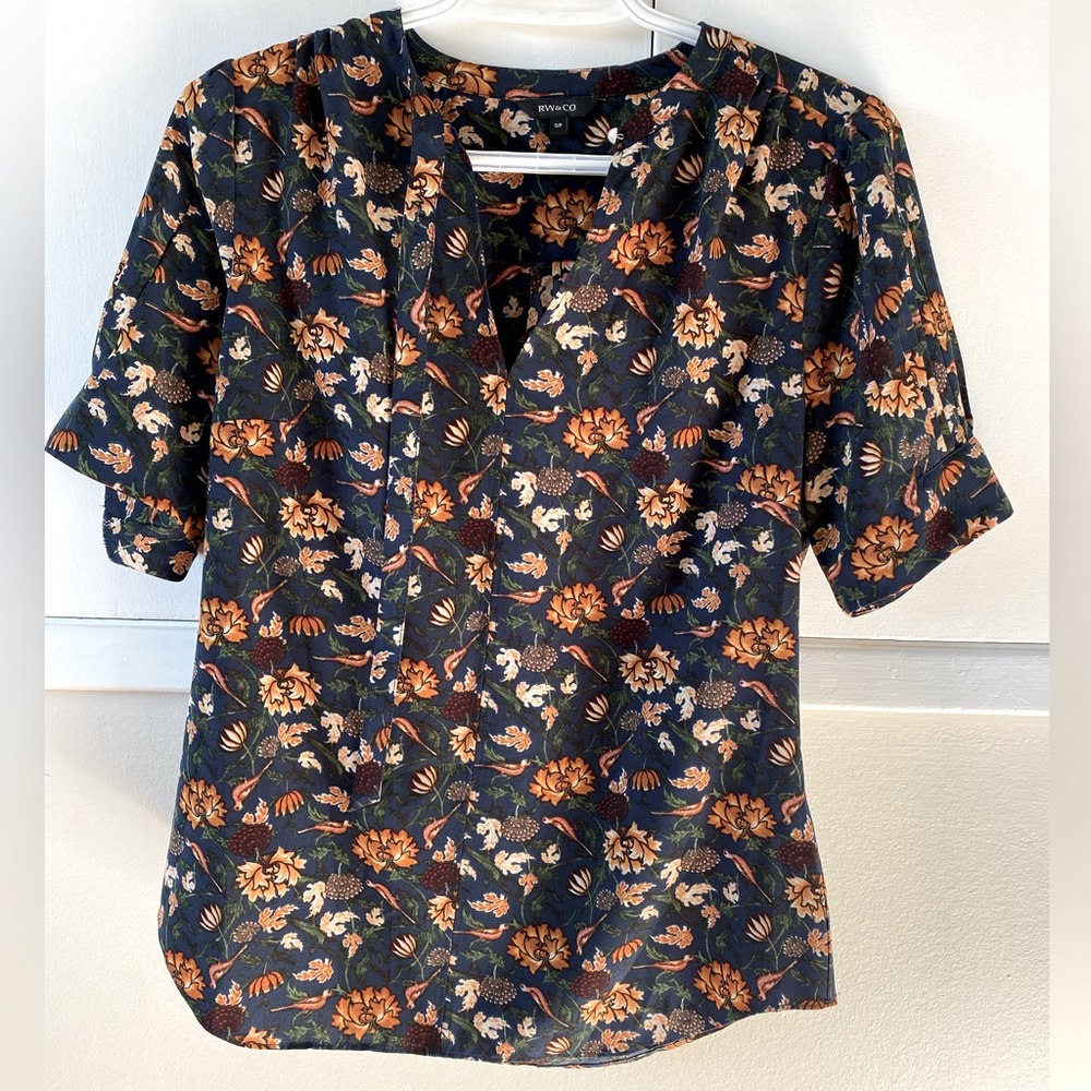 RW short sleeve blouse size small